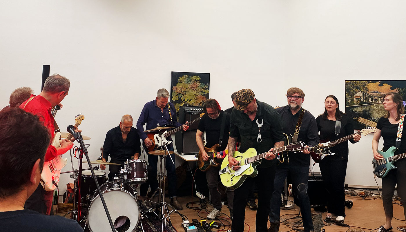 Die Performance „12 Guitars“ in der Galerie Beck & Eggeling
