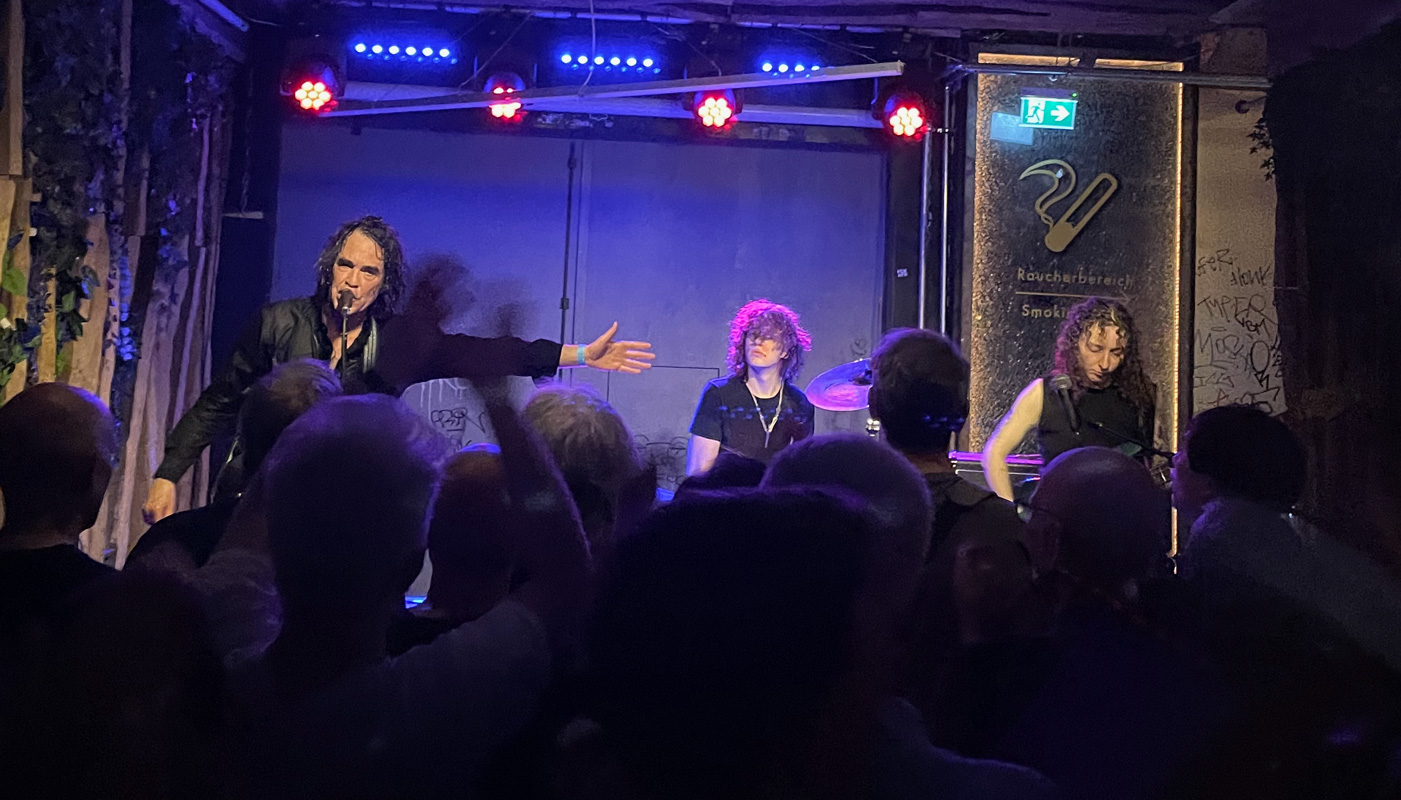 Spencer stellt die Band vor.