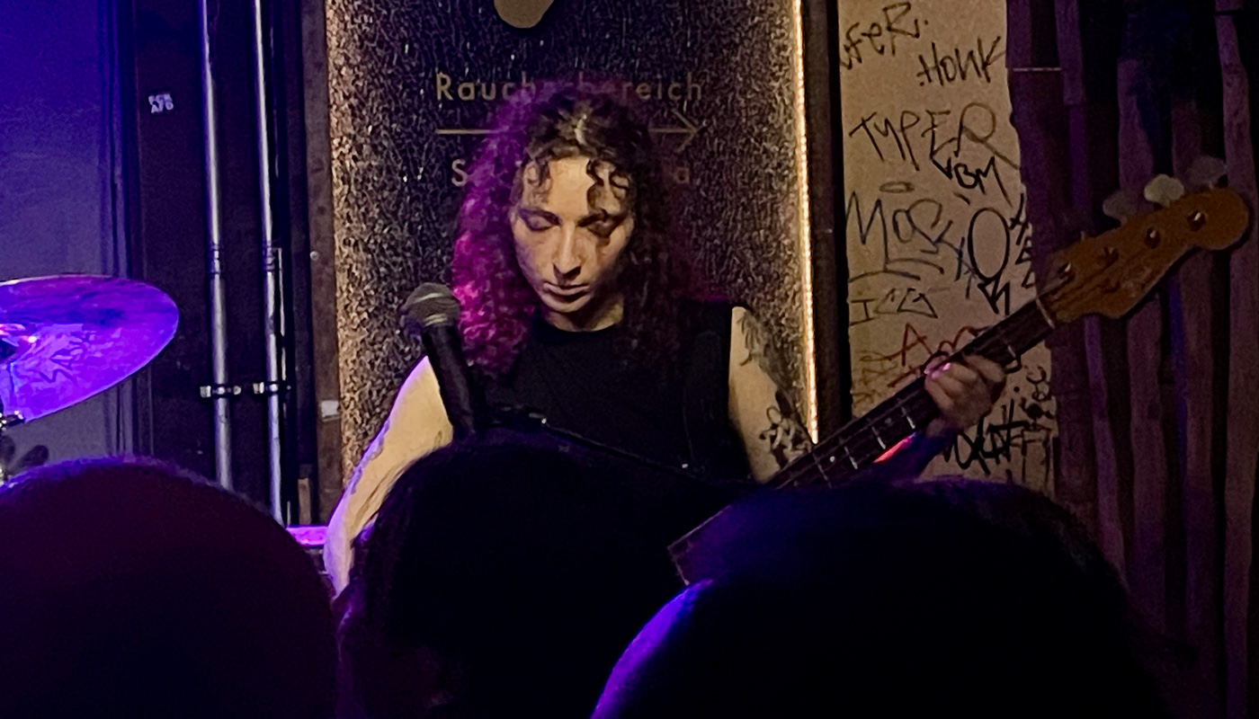 Bassistin Kendall Wind
