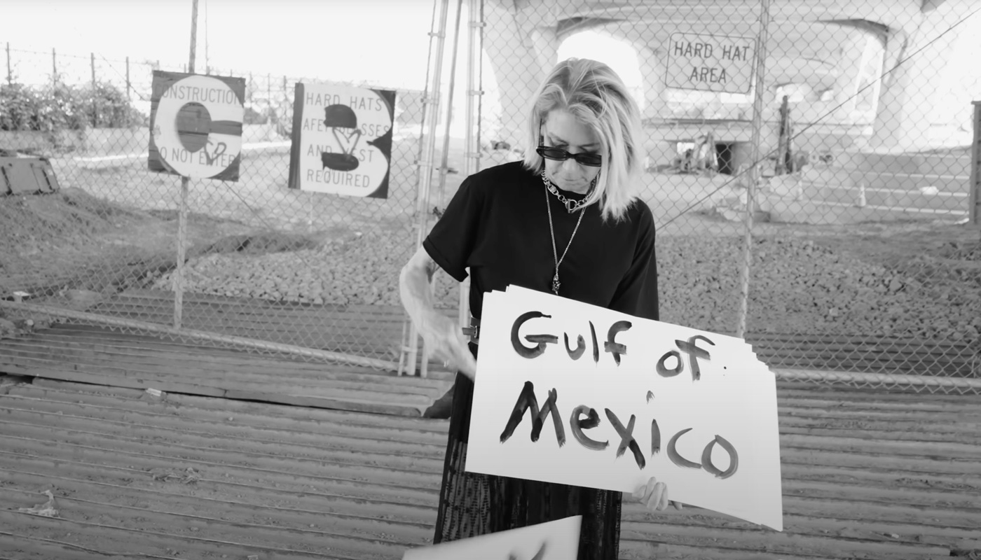 Kim Gordon ruft ​„BYE BYE 25!“