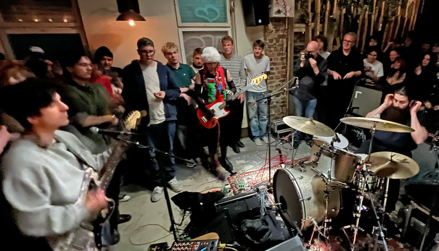 They Are Gutting A Body Of Water (TAGABOW) im Bumann