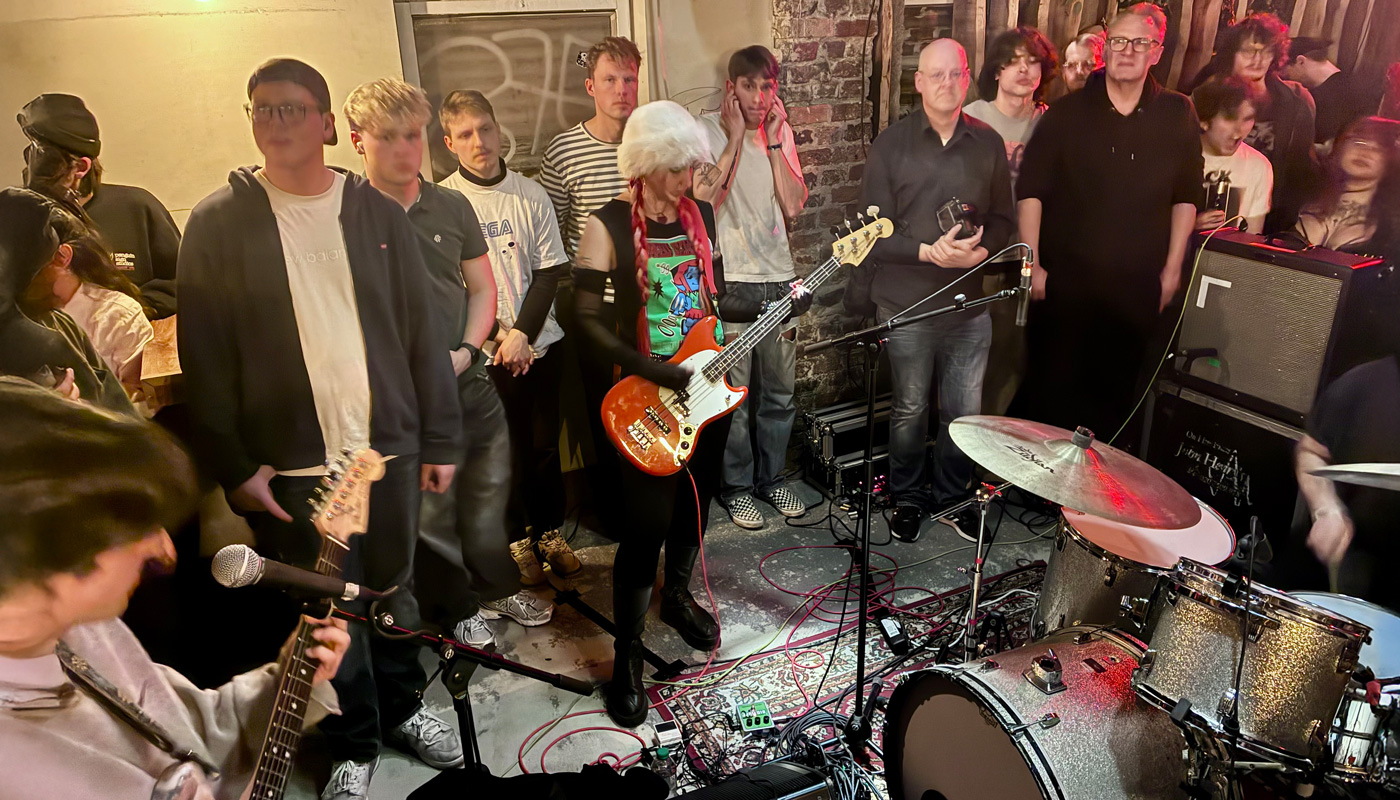 Hoch konzentriert: Bassistin Emily Lofing