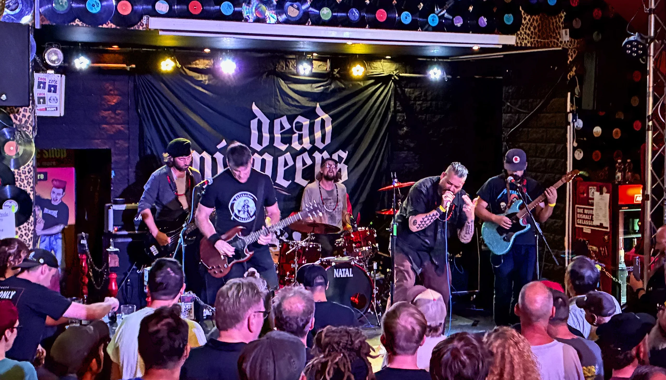 Dead Pioneers Im Don't Panic, Essen